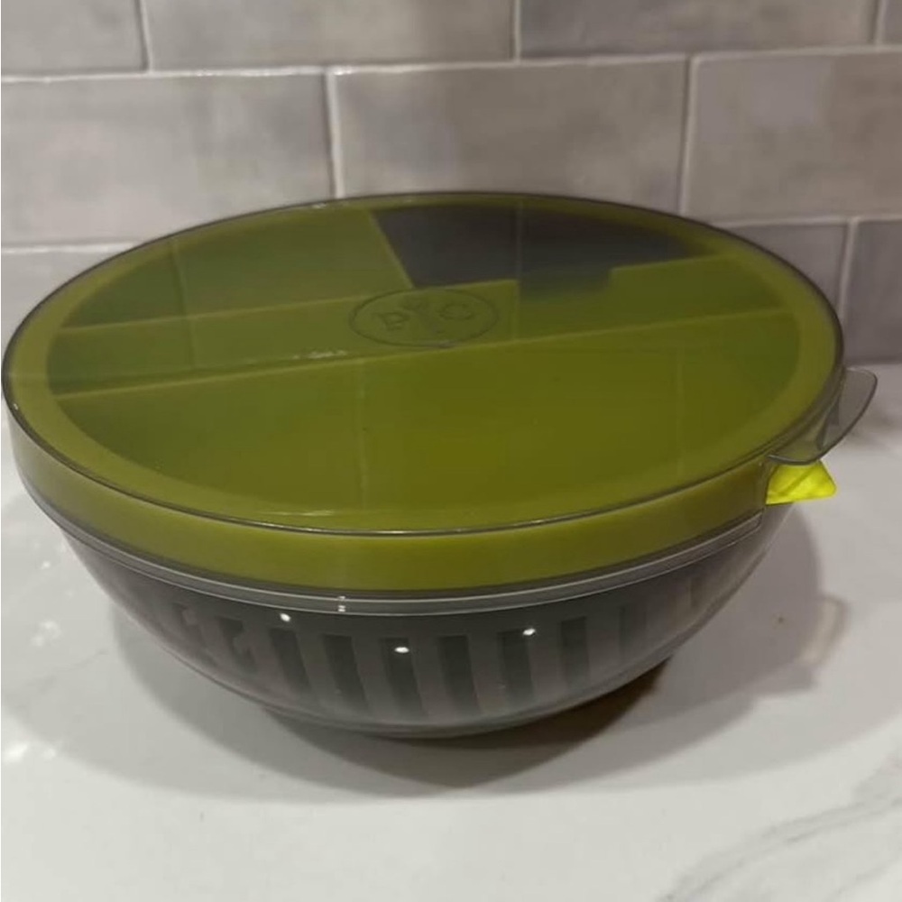 Pampered Chef salad bowl to bring lunch to school or work